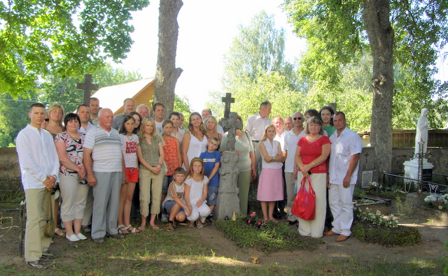 Prie Gliaudelių kapų Skiemonių bažnyčios šventoriuje